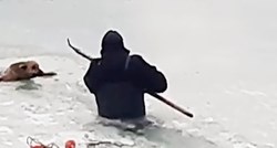 Hrabri čovjek spasio je psa koji se utapao u ledenom jezeru